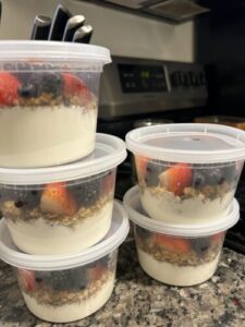 Nhấp để xem toàn màn hình Chobani® Sữa Chua Hy Lạp Ít Béo & Không Béo -150g (Lốc 4 Hũ) (Tặng Kèm Tropical Granola 250g) photo review